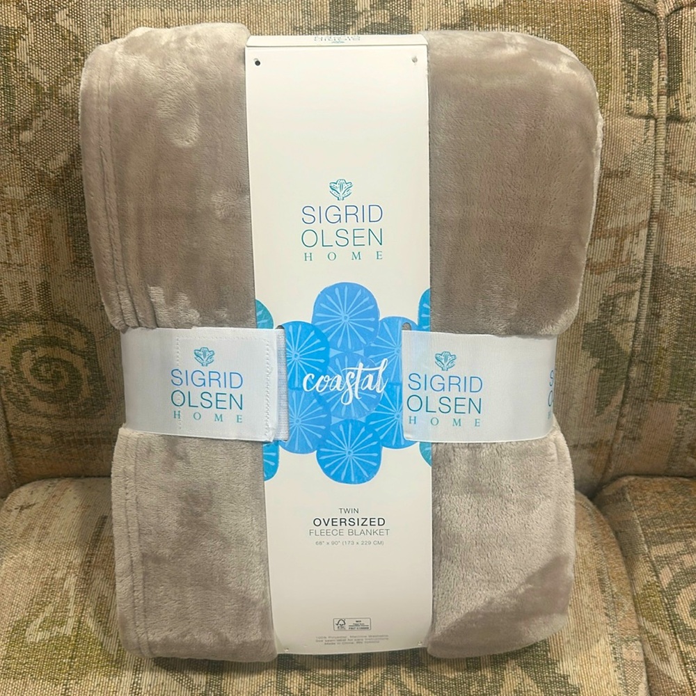 COPY - NWT Oversized Fleece Blanket -Twin Size 68”x90”